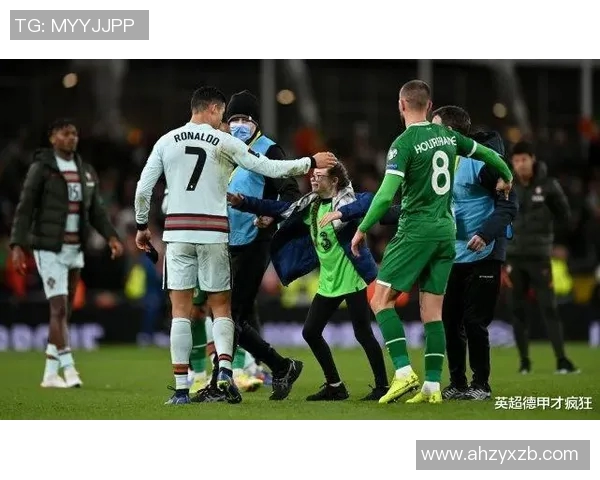 球迷疯狂冲进场内竟然抢走C罗球衣引发热议 球迷疯狂冲进场内竟然抢走C罗球衣引发热议