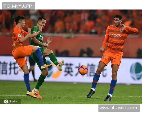 鲁能与国安激战正酣进球被吹引发争议球迷反应热烈